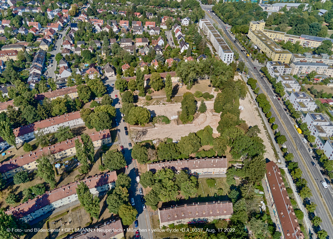 17.08.2022 - Luftbilder von der Baustelle Maikäfersiedlung in Berg am Laim